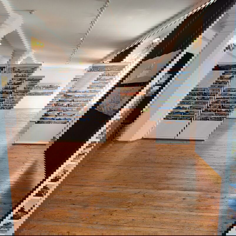 In einem Ausstellungsraum sind Fotografien auf Stellwänden zu sehen.