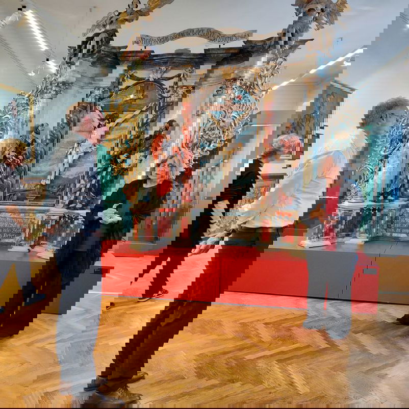 Blick auf eine künstlerische Jesus-Installation, die in einem Raum steht.