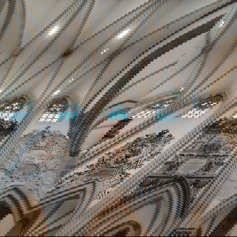 Blick auf eine Seitenwand und die Decke einer Kirche.