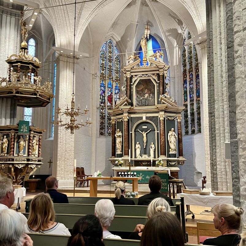 Menschen in einer Kirche.