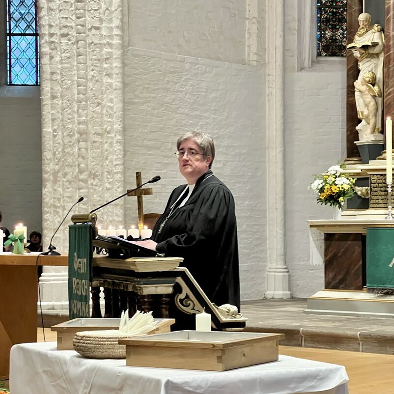 Eine Frau im Talar.