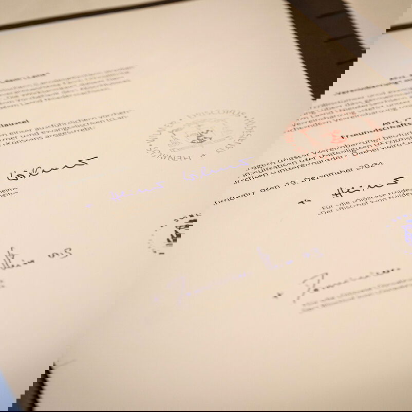 Ein Schriftstück mit Unterschriften und Siegeln