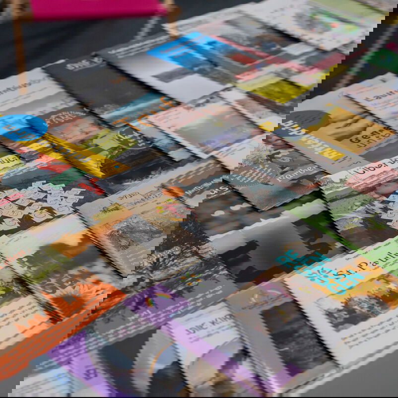 Ein Tisch voller unterschiedlicher Gemeindebriefe. 