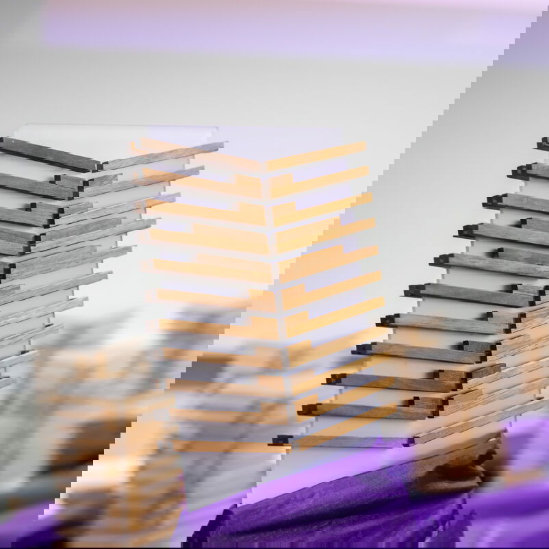 Übereinander liegende, stilisierte Holzseiten bilden den Pokal für die Sieger*innen der Gemeindebriefpreises.