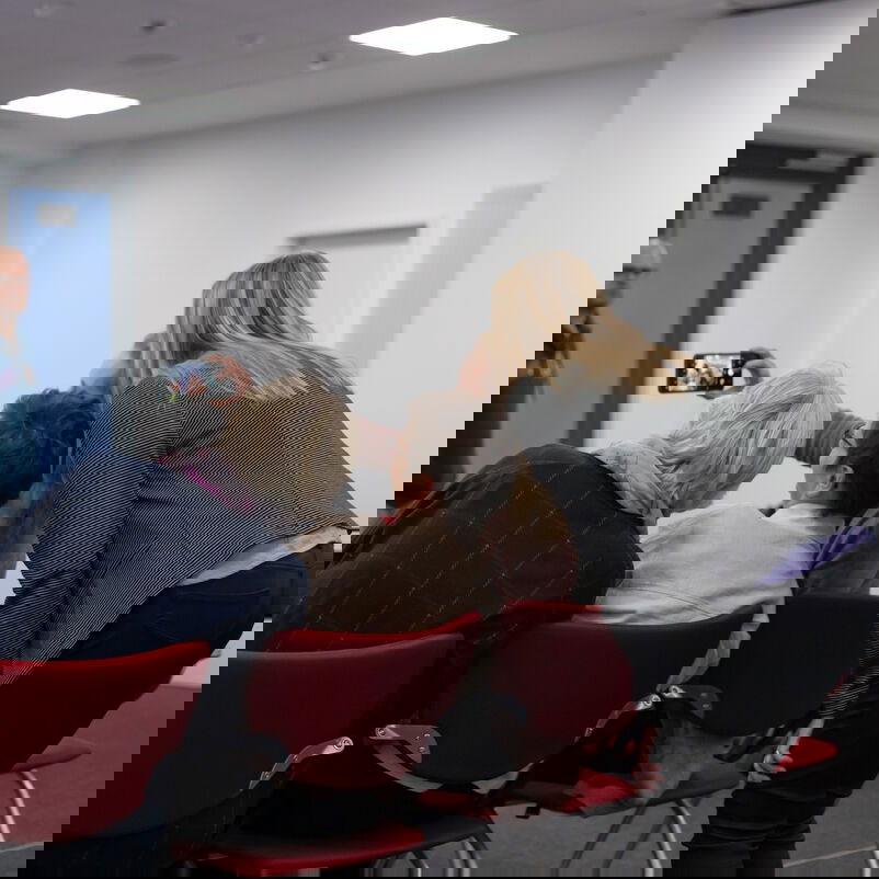 Eine Gruppe von Menschen machen ein Selfie.