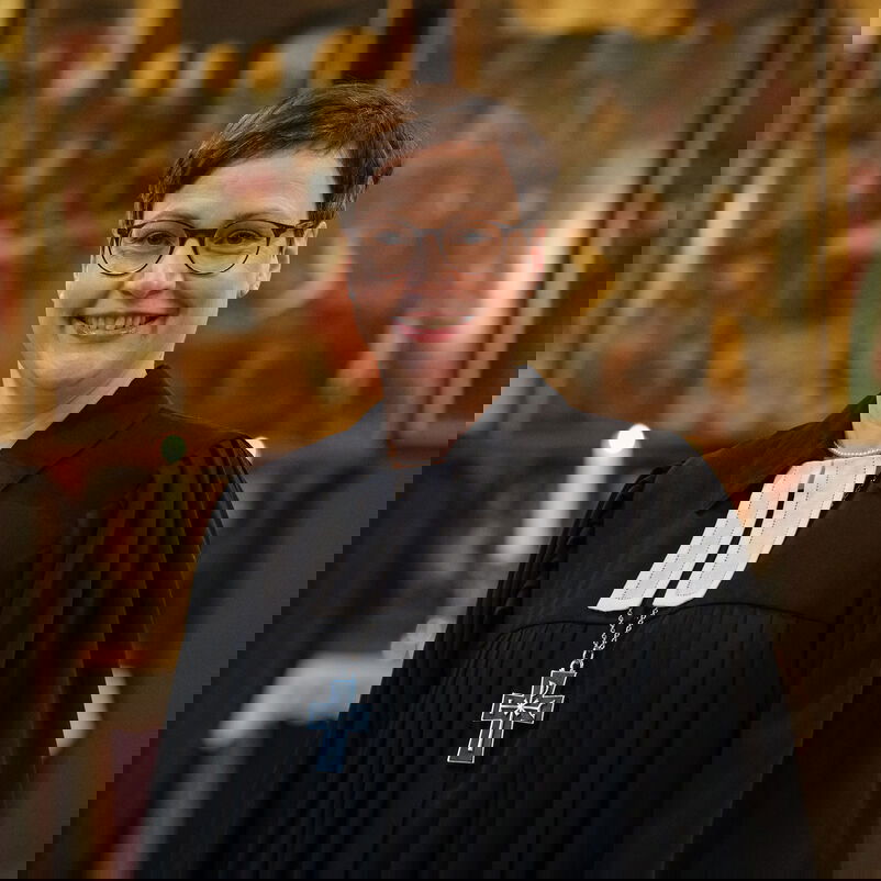 Eine weiblich zu lesende Person im Talar.