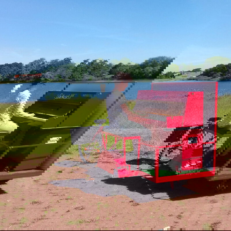 Ein Klavierfahrrad an einem See