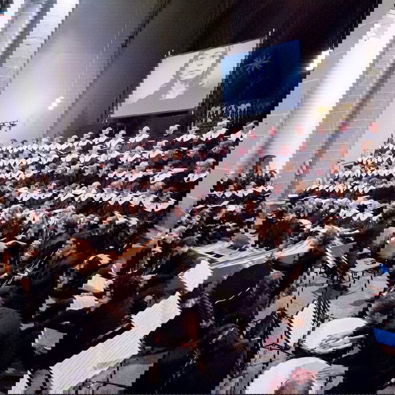 Konzert mit Videoprojektion in einer Kirche