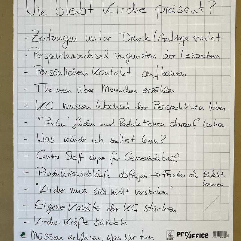 Auf einem weißen Plakat auf einer braunen Pinnwand stehen Stichpunkte.