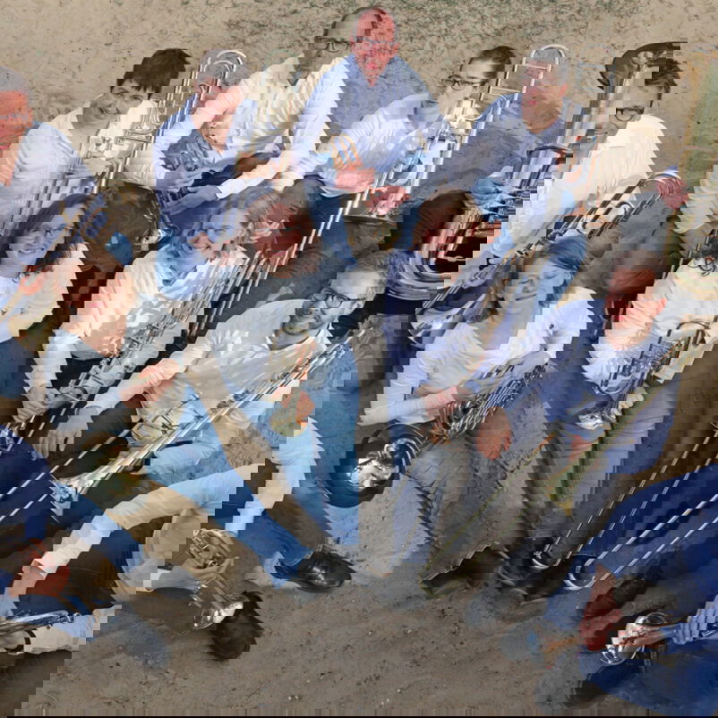 Eine Blaesercombo spielt in einem Bauwagen am Meer