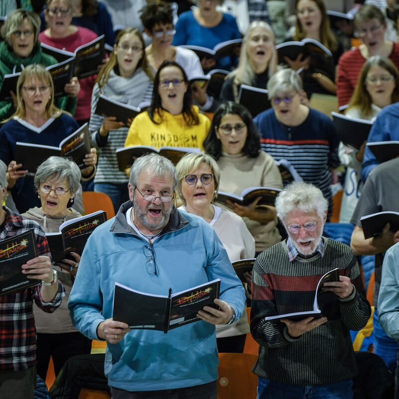 Menschen singen.