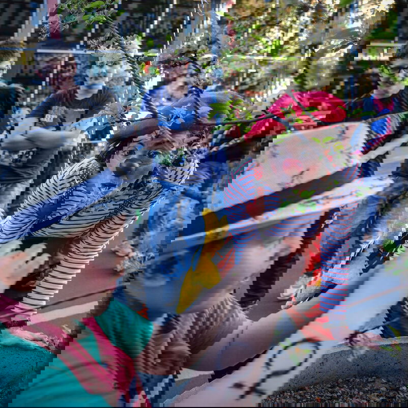 Ein Kind spielt mit einer Clownin.