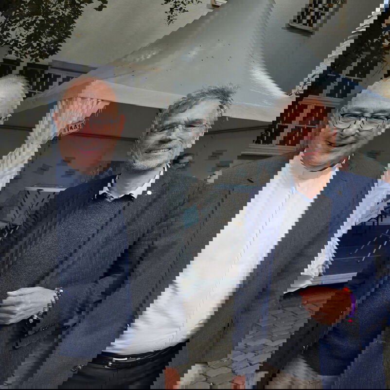 Zwei Männer vor einem Zelt.