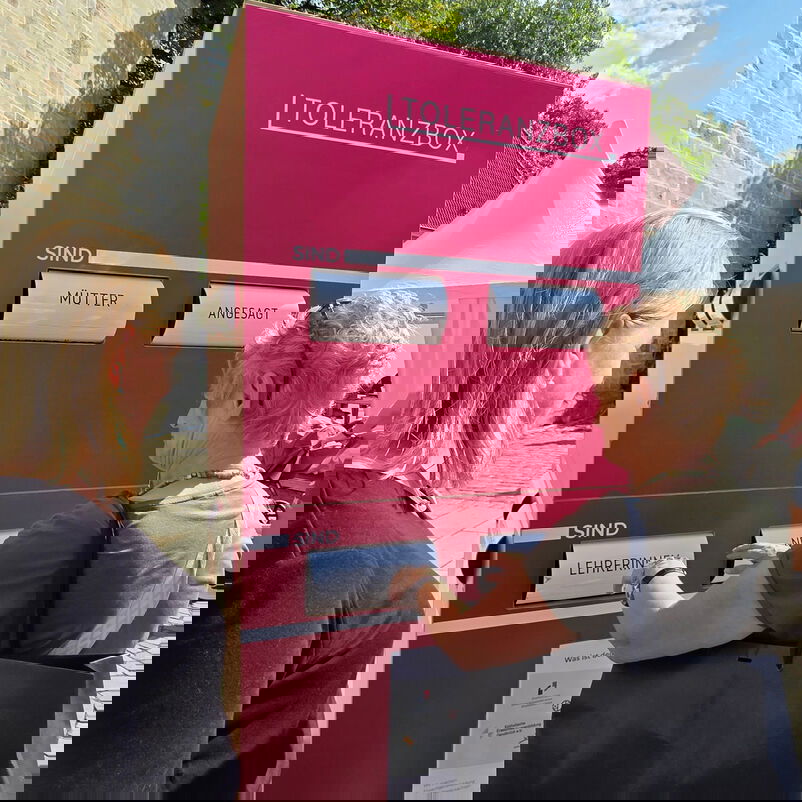 Ein roter Automat, an dem man drehen kann.