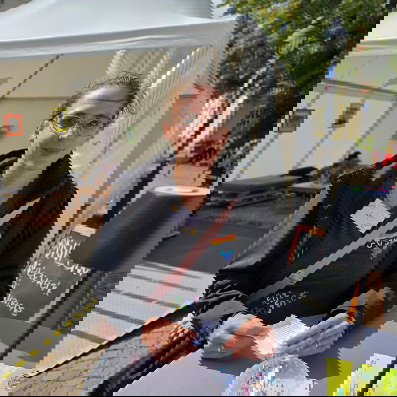 Eine Frau vor einem Zelt.