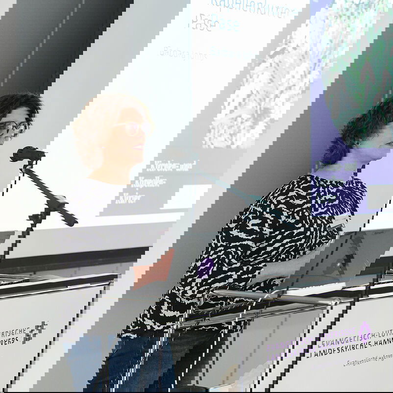 Eine Frau vor einem Rednerpult