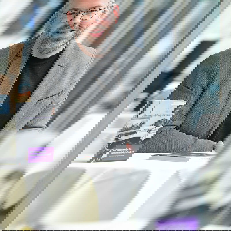 Ein Mann in einem grauen Anzug.