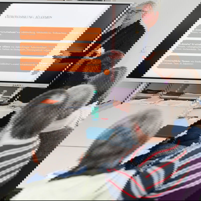 Ein Mann hält einen Vortrag.