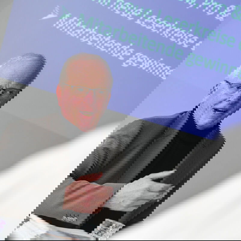 Ein Mann hält einen Vortrag