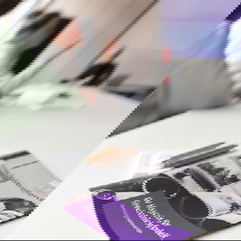 Ein Gemeindebrief liegt auf einem Tisch.