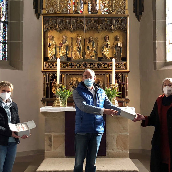 In Ronnenberg übergab Landesbischof Ralf Meister am Freitag die Kerzen an Kirchenvorsteherinnen Tanja Pieper (links) und Ingrid Krause. Foto: Sabine Freitag