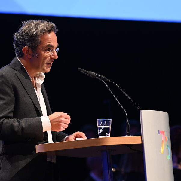 Der Schriftsteller Dr. Navid Kermani hielt die Festrede beim 75. Landesgeburtstag. (Foto: Staatskanzlei / Hauke-Christian Dittrich)