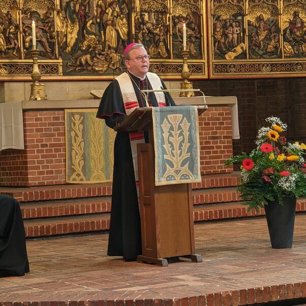 Der katholische Osnabrücker Bischof Franz-Josef Bode rief in seiner Predigt zum Engagement gegen Hass, Feindschaft, Intoleranz und Vergeltungsdrang auf. (Foto: Themenraum)