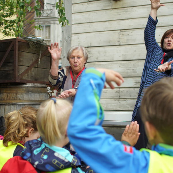 Hannelore Hübner (links) und Christiane Neukirch erleben mit den Jungen und Mädchen aus der Kita St. Jakobi in Bemerode Jonas dramatische Geschichte. Foto: Alexander Nortrup