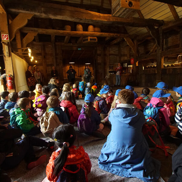In der Scheune beginnt und endet der Zoo-Tag mit Musik von Holger Kiesé. Foto: Alexander Nortrup