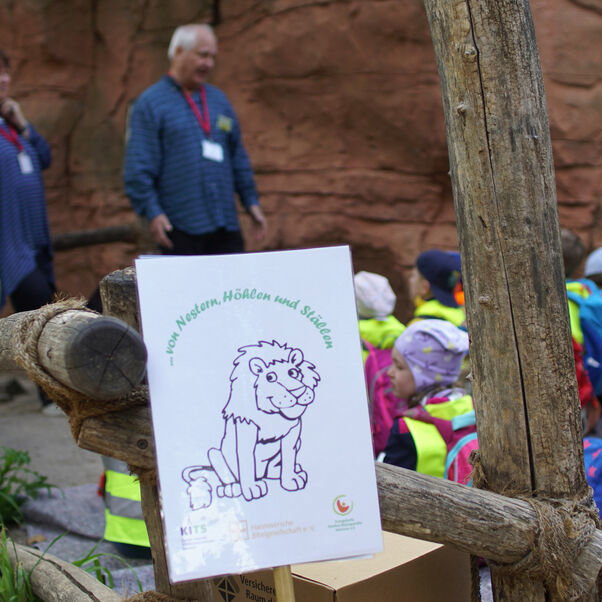 Zwei Jahre hat Corona die Präsenzveranstaltung im Zoo verhindert - umso glücklicher waren alle Beteiligten, dass wieder Geschichten vor Ort erzählt werden dürfen. Foto: Alexander Nortrup