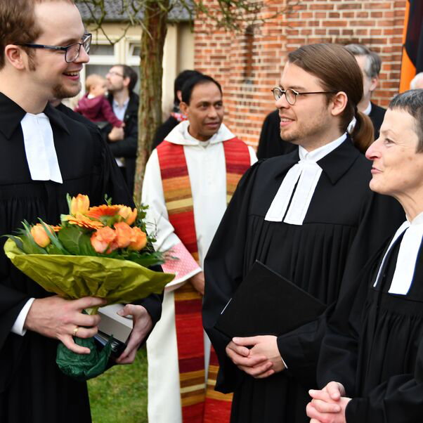 Sebastian Habeck mit Blumenstrau&szlig;