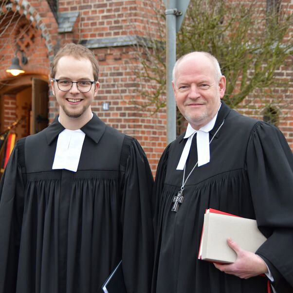 Sebastian Habeck und Lasup Gorka vor Kreuzkirche Bilshausen