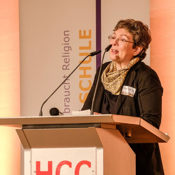 Oberlandeskirchenrätin Kerstin Gäfgen-Track, Leiterin der Abteilung Bildung und Schule im Landeskirchenamt, begrüßte die Teilnehmerinnen und Teilnehmer. Foto: Jens Schulze
