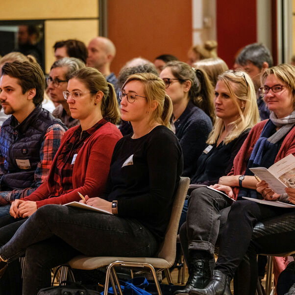 Lehrerinnen und Lehrer aus dem ganzen Land sind nach Hannover gereist, um über Bildung und Religion zu diskutieren. Foto: Jens Schulze