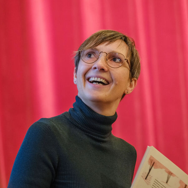 Nicole Schwarzer beim Vorlesetag am 18.11.2022 in der Kinder- und Jugendbuecherei der ev.-luth. Lukaskirche in Hannover. Bild: Jens Schulze