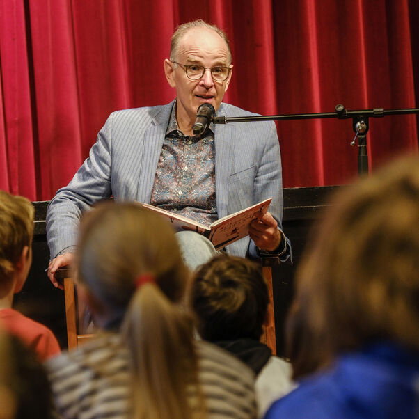 Landesbischof Ralf Meister beim Vorlesetag am 18.11.2022 in der Kinder- und Jugendbuecherei der ev.-luth. Lukaskirche in Hannover. Bild: Jens Schulze