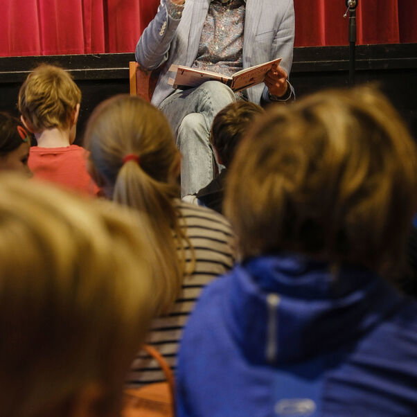 Landesbischof Ralf Meister beim Vorlesetag am 18.11.2022 in der Kinder- und Jugendbuecherei der ev.-luth. Lukaskirche in Hannover.  Foto: Jens Schulze