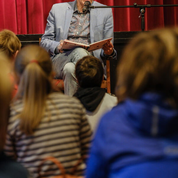 Landesbischof Ralf Meister beim Vorlesetag am 18.11.2022 in der Kinder- und Jugendbuecherei der ev.-luth. Lukaskirche in Hannover.  Foto: Jens Schulze
