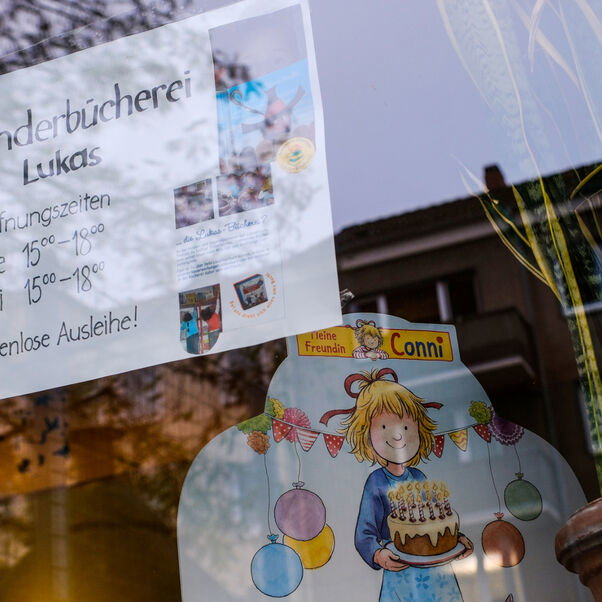 Vorlesetag am 18.11.2022 in der Kinder- und Jugendbuecherei der ev.-luth. Lukaskirche in Hannover.  Foto: Jens Schulze