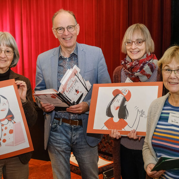 Frau Stein , Landesbischof Ralf Meister, Sandra Hensing und Ute Stenkowski beim Vorlesetag am 18.11.2022 in der Kinder- und Jugendbuecherei der ev.-luth. Lukaskirche in Hannover.  Foto: Jens Schulze