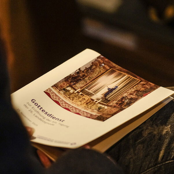 Eine Person mit einem Dokument in der Hand