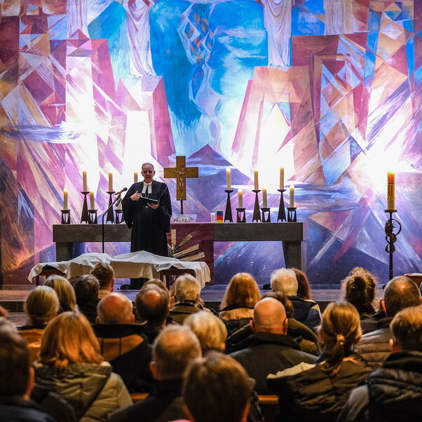 Viele Personen in einer Kirche