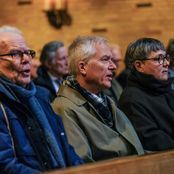 Menschen in einer Kirchenbank