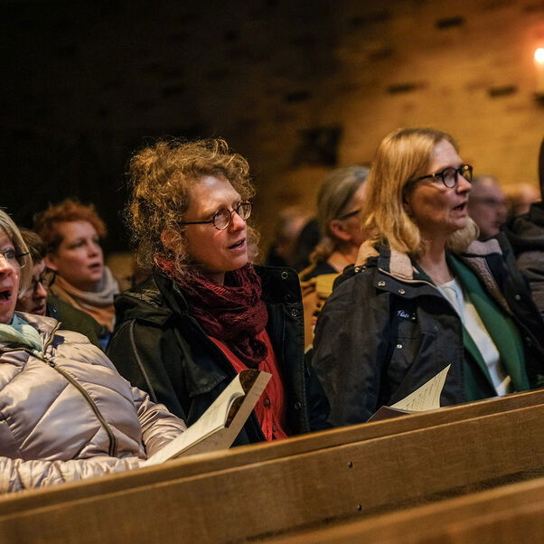 Mehrere Personen in einer Kirchenbank