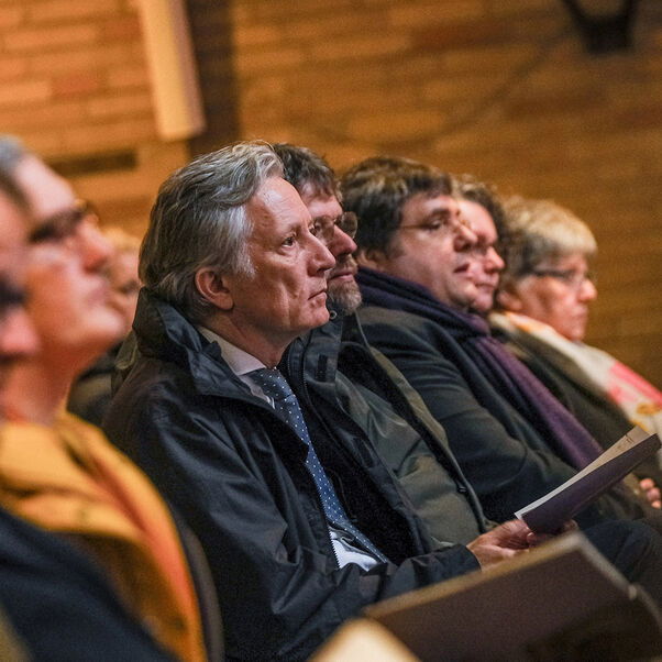 Mehrere Personen in einer Kirchenbank