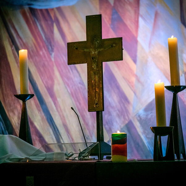 Kerzen auf dem Altar