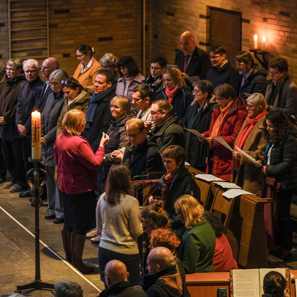 Viele Menschen stehen in einer Kirche