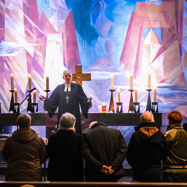 Mehrere Menschen in einer Kirche