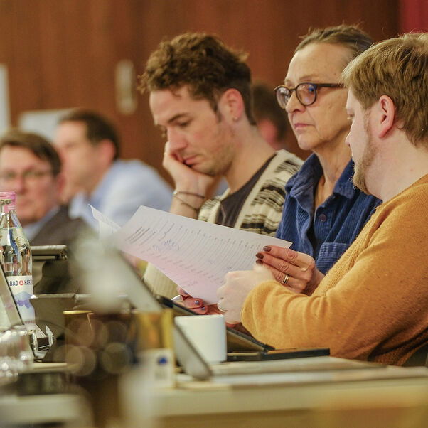 Mehrere Personen an Sitzungstischen