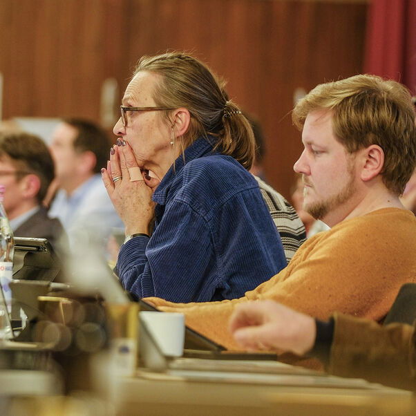 Mehrere Personen sitzen an Tischen